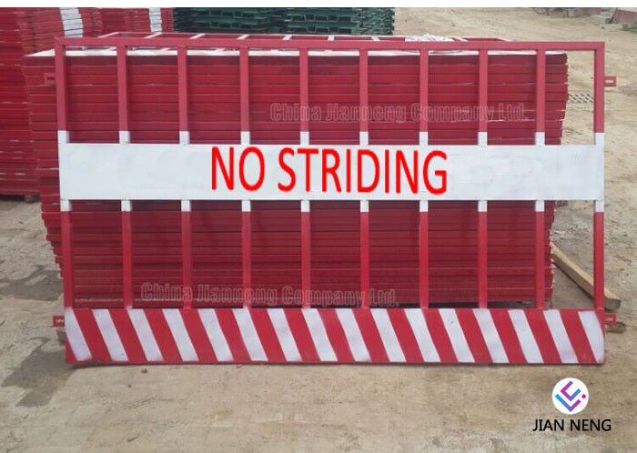 Couleur rouge et blanche de bord de rambarde provisoire de protection pour des sites de construction de bâtiments