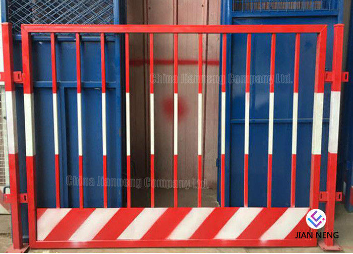 Couleur rouge et blanche de bord de rambarde provisoire de protection pour des sites de construction de bâtiments