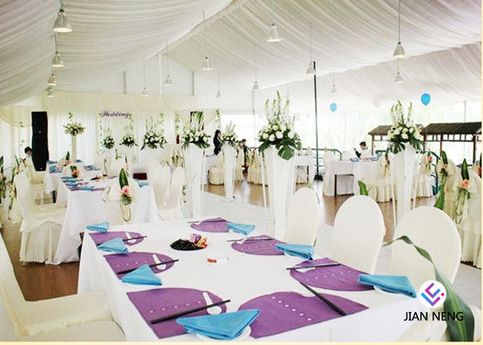 Chapiteau de luxe en dehors des tentes de mariage avec la doublure colorée de rideaux pour des parties d'événement